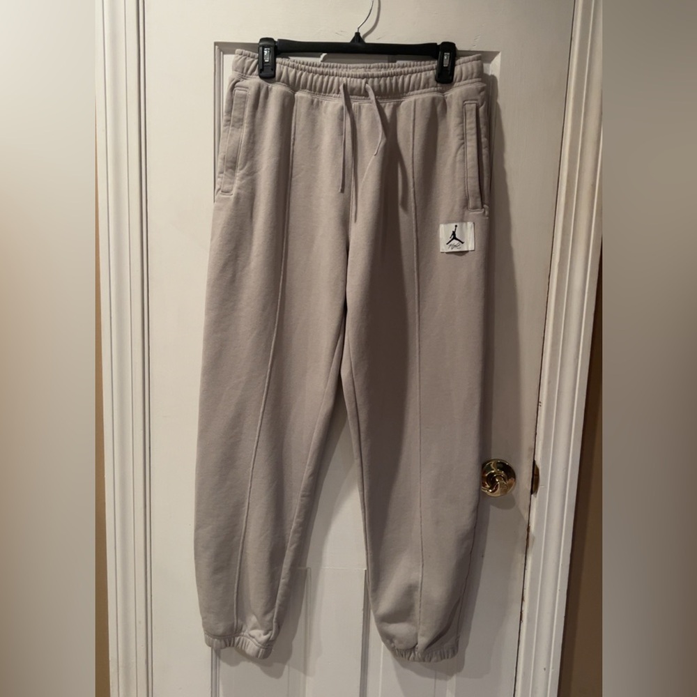 Jordan Essentials Women’s Light Iron Ore/Sail Fleece Sweatpants, DD7001-012